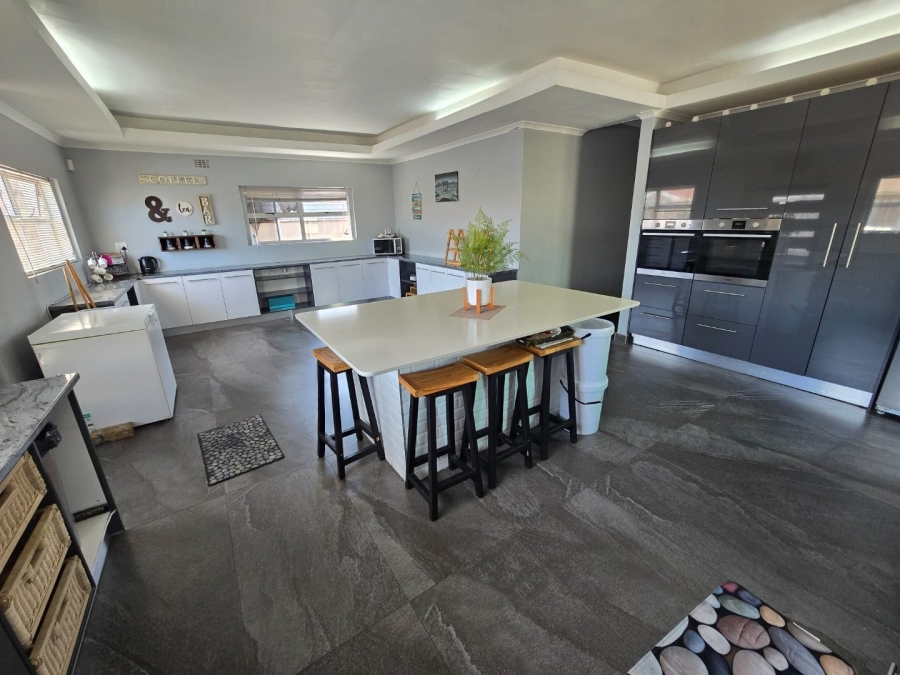 4 Bedroom Property for Sale in Wavecrest Western Cape